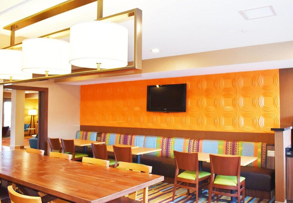 Fairfield Inn&suites By Marriott Airport Hotel 3*