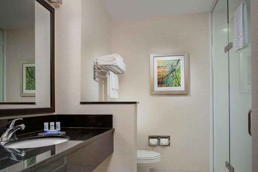 Hotel Fairfield Inn&suites By Marriott Airport 3*